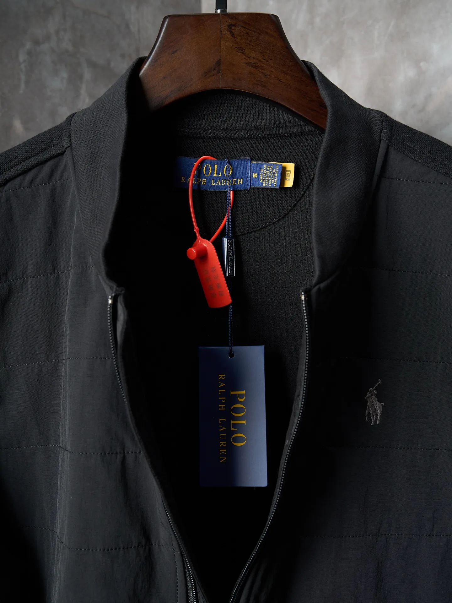P500 Actual auction】Ralph Lauren/Ralph Lauren embroidered pony logo zipper baseball collar cotton jacket [Ready stock] S M L The hidden pocket on the left sleeve is hidden in the shape. The collar chain linkage layered design is effortlessly advanced. The golden ratio of lightness and warmth. Warm but not heavy. Heavy but not stiff. Uses imported machine embroidery technology. Uses advanced computer control systems and precision mechanical components to realize the iconic pony embroidery operation. High precision. The lines are smooth and delicate. Needle and shuttle splicing technology can make full use of the respective advantages of knitted fabrics and woven fabrics. By choosing the appropriate sewing process and stitches, the splicing parts can be ensured to be strong and beautiful. Template machine bag opening. The preset template guides the position, shape and size of the bag opening. The accuracy ensures the quality of the bag opening effect and the loose version.